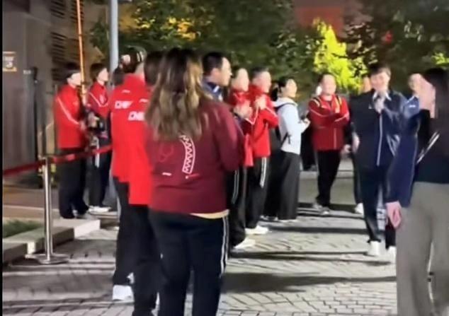 半决赛刚打完，王曼昱往酒店走的路上被几个队里的小妹妹拦住了。主管教练任浩和体