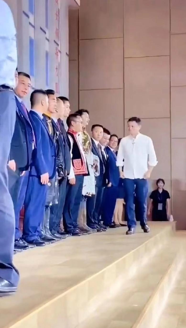 马云突然往边上一挪，没人喊停，也没人注意到。就是2025年咸鱼一个普通复盘会