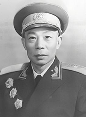 1950年，军长杨梅生在湖南剿匪途中，偶遇一位乞讨老妇，派人上前询问后，他当场跪