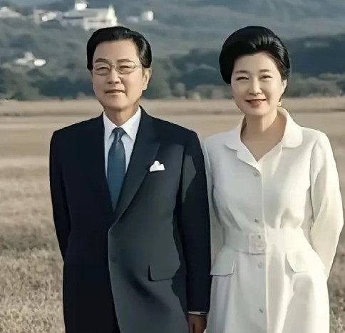这是韩国前总统和他30岁的女儿的合影照，几十年后女儿也成为了总统。朴槿惠的一生