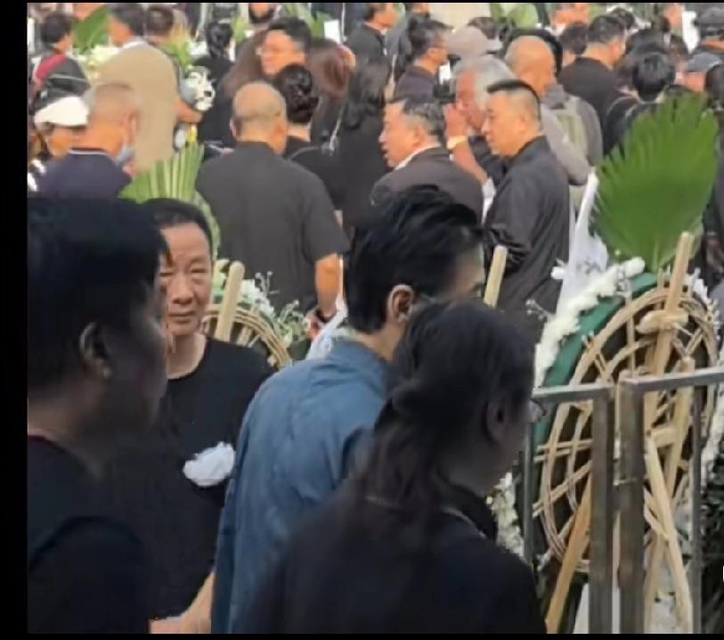 敬一丹大姐活的时候轰轰烈烈，是受人尊敬的一位著名主持人。她走后万人送别。挽联上写