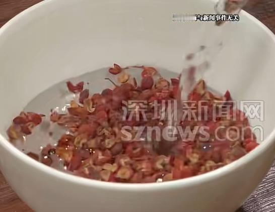 “悲剧还是发生了！”近日，湖北武汉，一女子为了祛除湿气，轻信偏方，用花椒泡酒擦身