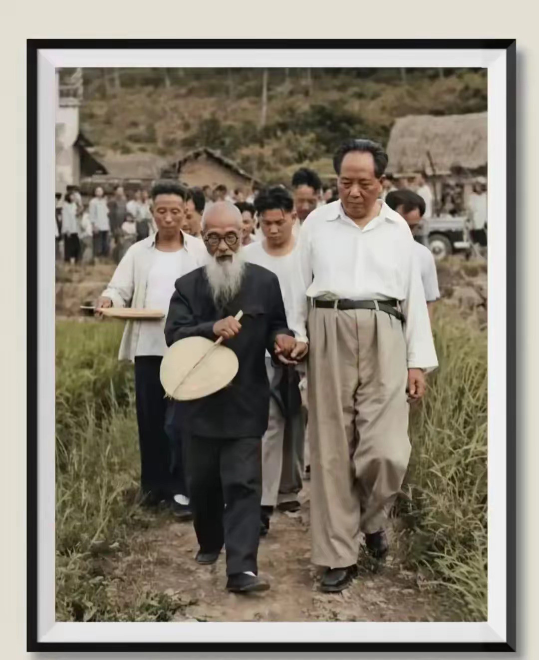 这张广为流传的照片，记录1959年毛主席重回韶山的珍贵一幕。阔别三十二年，踏上故