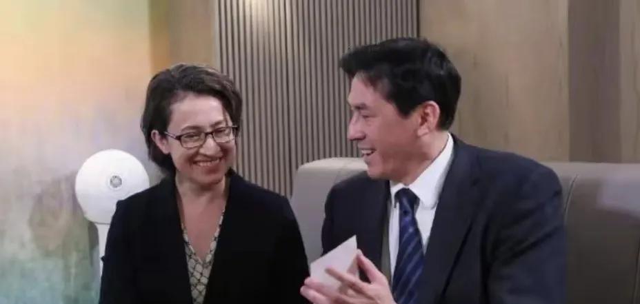 台湾又开始搞笑了。民进党发起大罢免，国民党发起的反罢免，又要把置身事外的大陆给扯