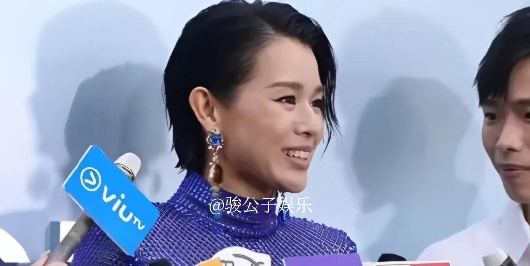 胡杏儿昨晚参加活动，首次正面回应老公拥抱者风波。胡杏儿说被抱的那个女的，她也认识