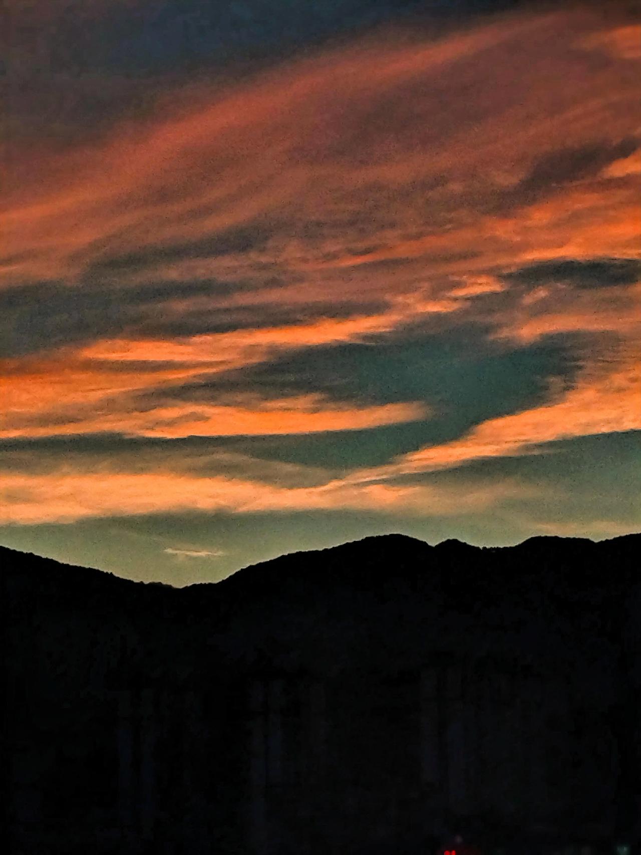 冬日生活打卡季山外斜阳映，云间晚霞红。大自然的魅力在这冬日的时光里，那山外的斜