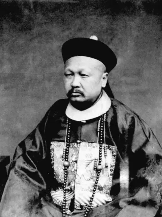 1901年，慈禧为讨好洋人，下令军机大臣赵舒翘自尽。早上8点，赵舒翘先后吞下黄金
