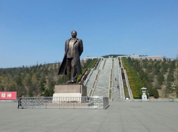 2011年，耗时两年的华国锋陵园正式完工，修建花费1200万元，这笔费用曝光后，