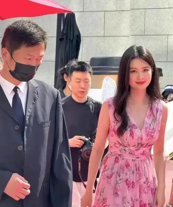 乔欣婚后“幸福肥”，脸圆更灵动，理想婚姻该有的样子