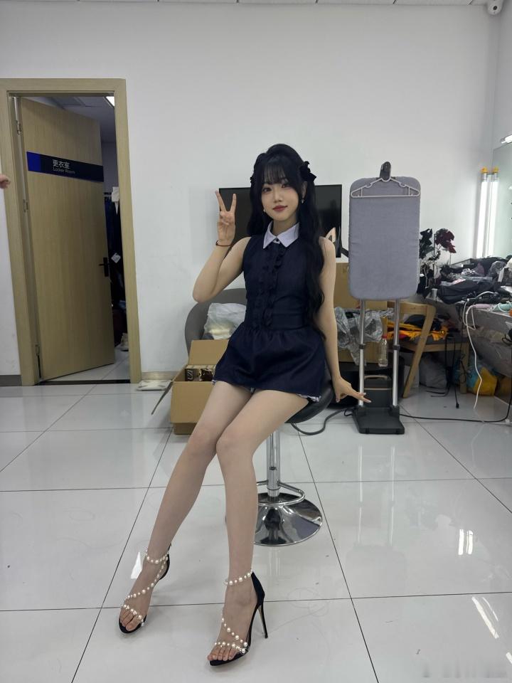 这高跟鞋👠这腿！互动女主持人十月晒照：名人堂活动结束啦~2025LPL英雄联盟