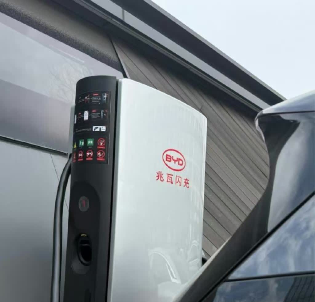 比亚迪下一步要干的事就是快充，我们都经历了国网60kW、第三方充电企业120kW