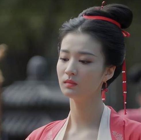 1398年，71岁朱元璋病危，嫔妃张美人领着3岁女儿前来探望，不料刚进门，朱元璋