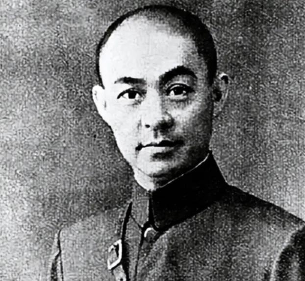 1933年，一士兵打仗扛个大箱子，一路上不撒手，张自忠好奇问到：“你扛得什么？”