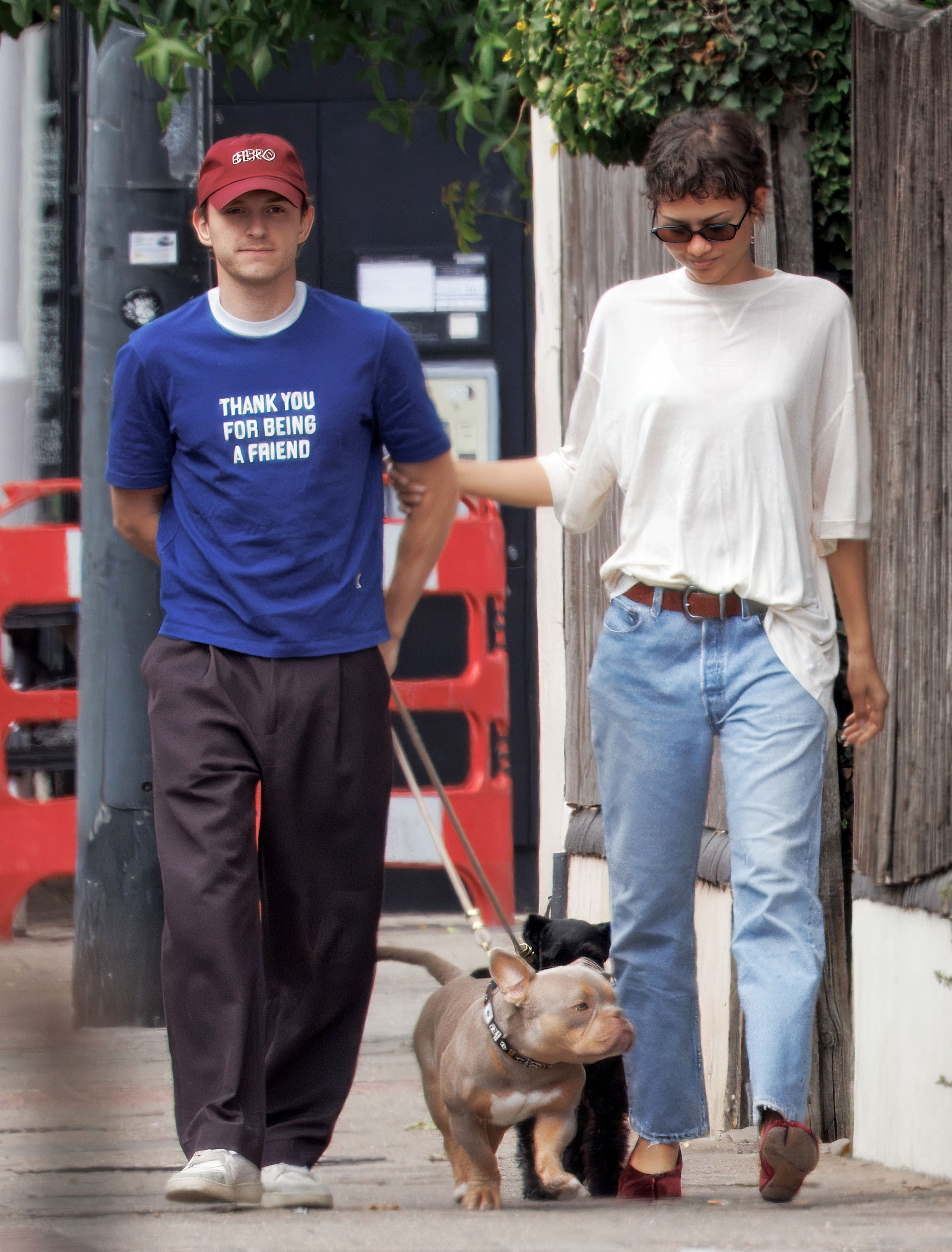 OMFG！荷兰弟TomHolland和爱妻Zendaya首次公开戴婚戒！俩人刚