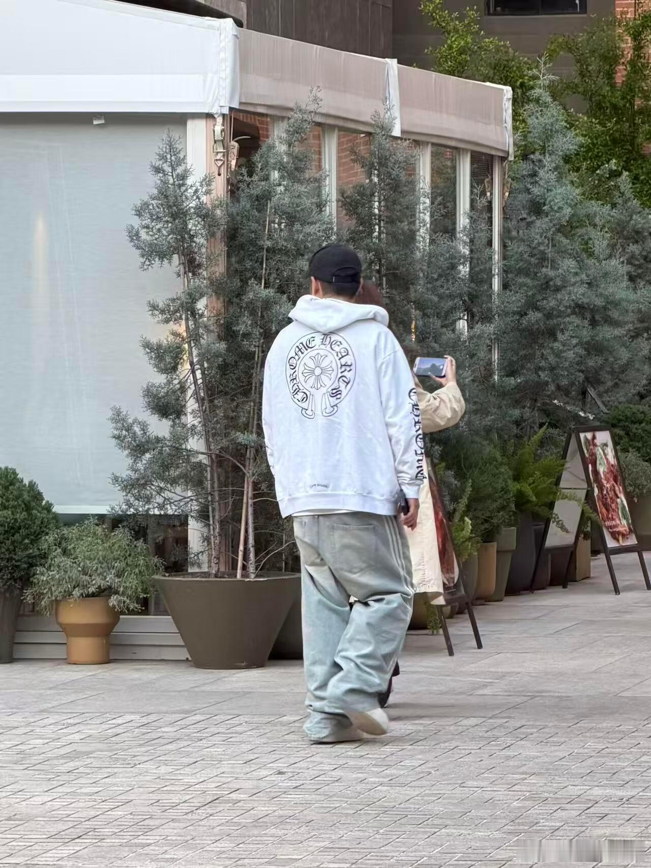 上海外滩源偶遇陈赫张子萱！