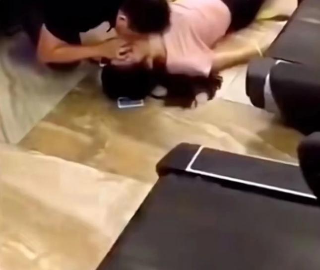 "这是猥亵，太恶心了！"健身房内，一位身材窈窕的女士穿着瑜伽服锻炼时突然晕厥。旁