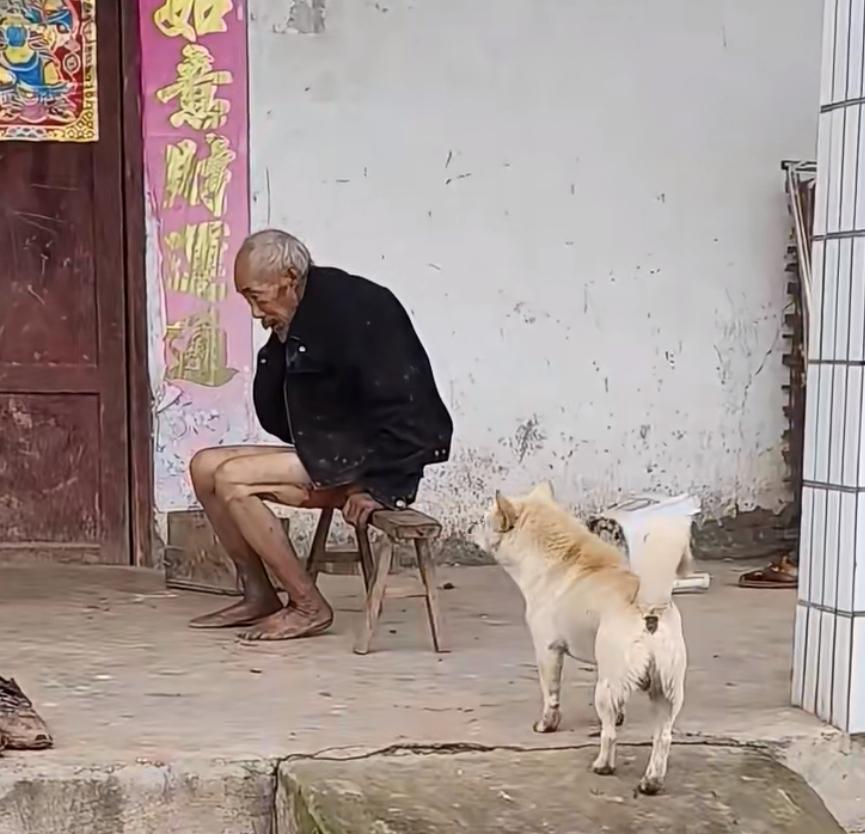 太可怜了，四川一乡村独居老人做饭不慎把自己烧伤了。看情况，老人是自己烧柴火做饭，