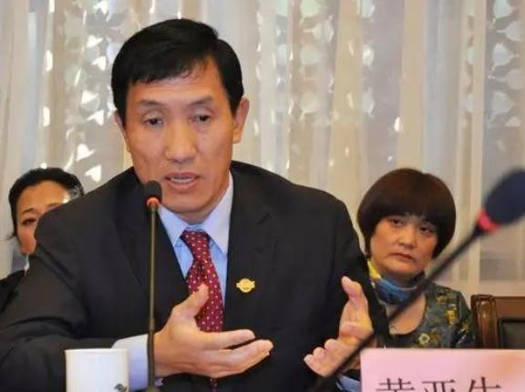 “中国拿什么挑战美国？中国人均收入只相当于美国的8%！”中国经济领域专家黄亚生劝