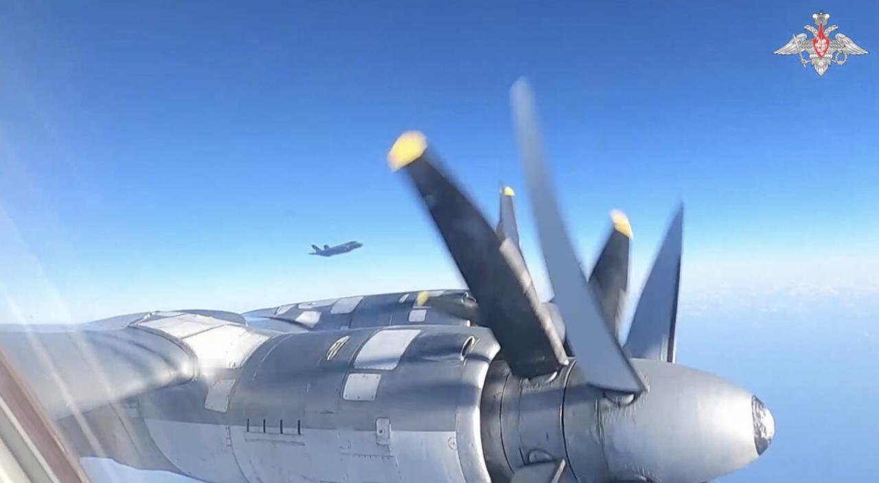 几个细节：1、轰-6K和图-95，没有挂弹2、图-95单独从日本海，飞到