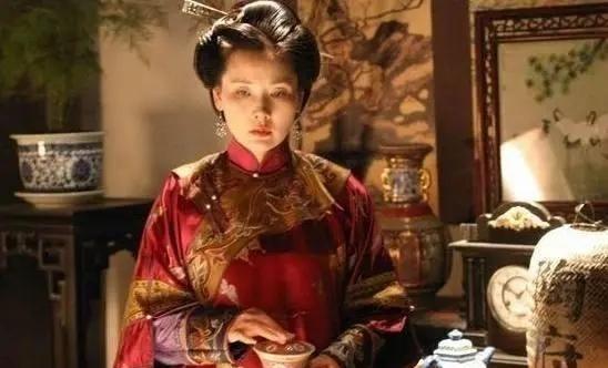 张宗昌从从亲信口中得知，他的妻子袁书娥与一个瘸子通奸，气得火冒三丈，当即就要找袁