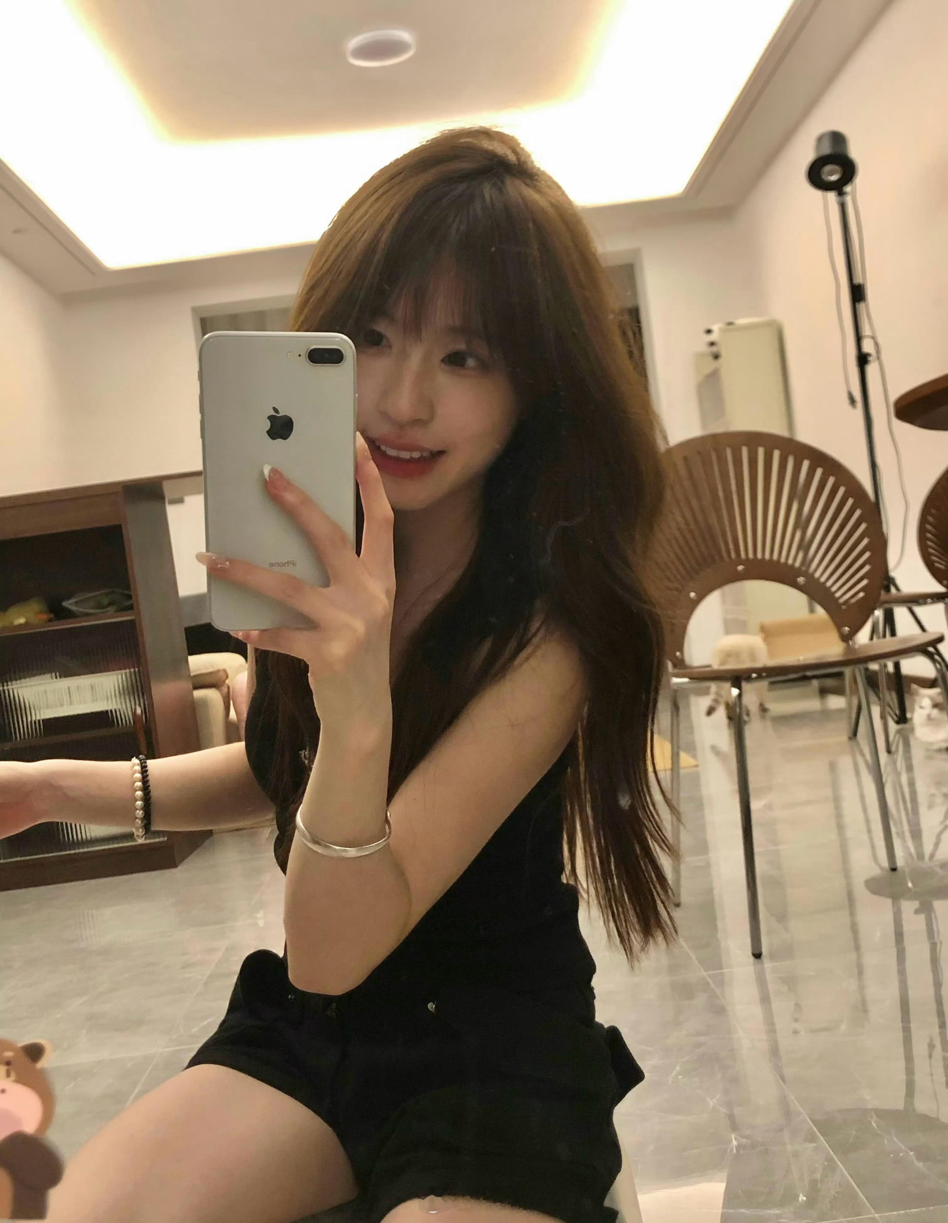 还是以前的home键iPhone有意思。​​​