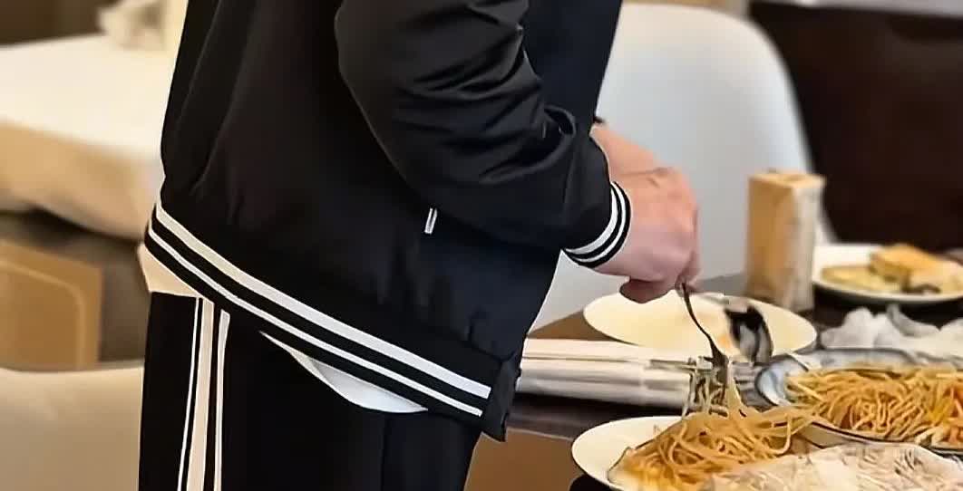 刘德华住酒店，跟我们住酒店还是不一样。你看刘德华住酒店，叫餐服务提供的饭食不
