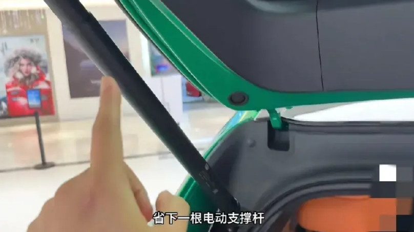 小米yu7后备箱支撑杆一个是电动的，一个是从动的支撑杆。而特斯拉modely和