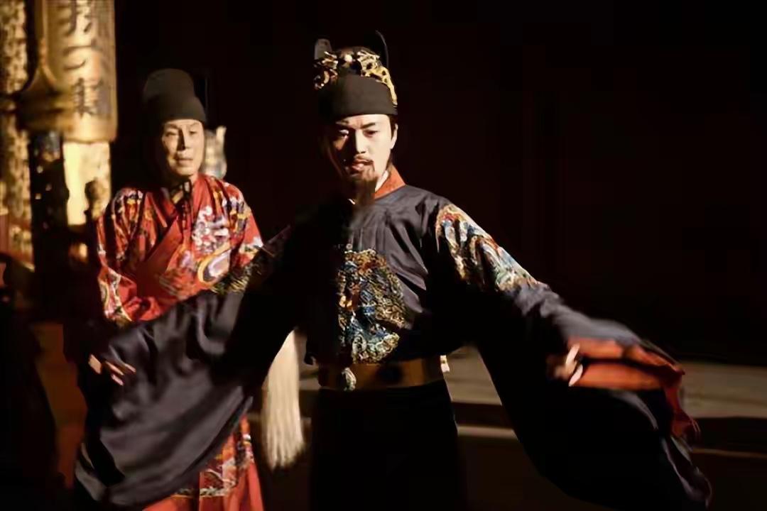 为什么大顺政权如此不堪一击？因为李自成根本就不是那个真正的王朝末年，天下大乱