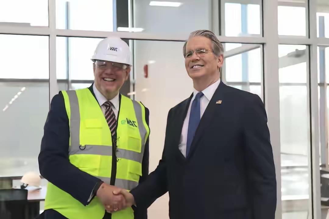 又赢了？近日，美国财政部长贝森特在参观完一家美国稀土公司的实验室后，颇为得意地