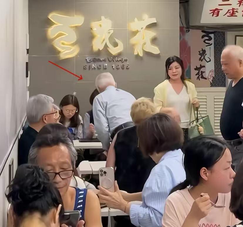 黄仁勋的爸爸才是宝藏男人！他们家真的没人做饭，回台湾天天都在外面吃，黄仁勋的爸