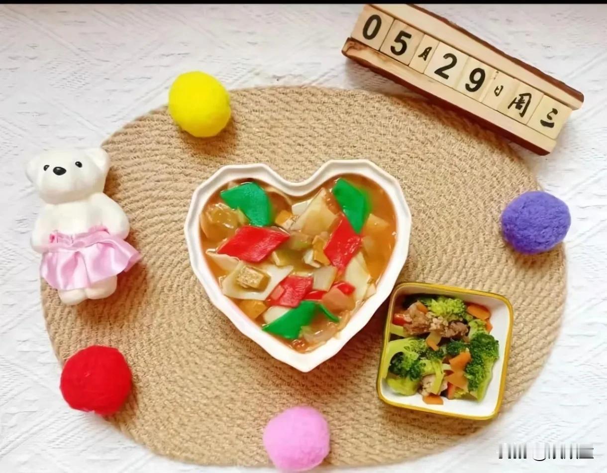 看看甘肃天水幼儿园的三餐，美的出奇！大多数幼儿园都会精心的拍一些餐食的照片，发