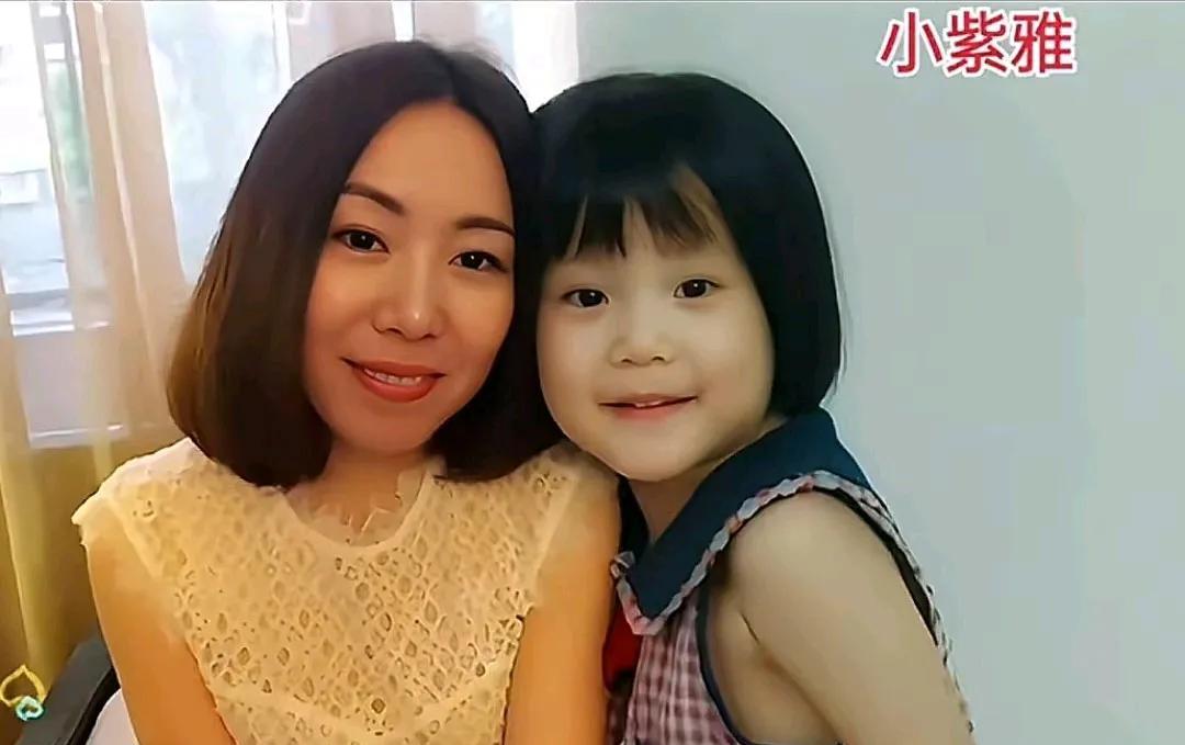 女儿离开第362天，紫雅妈妈抱着一堆孩子衣服在哭，泪如雨下。说她很后悔，后悔当时