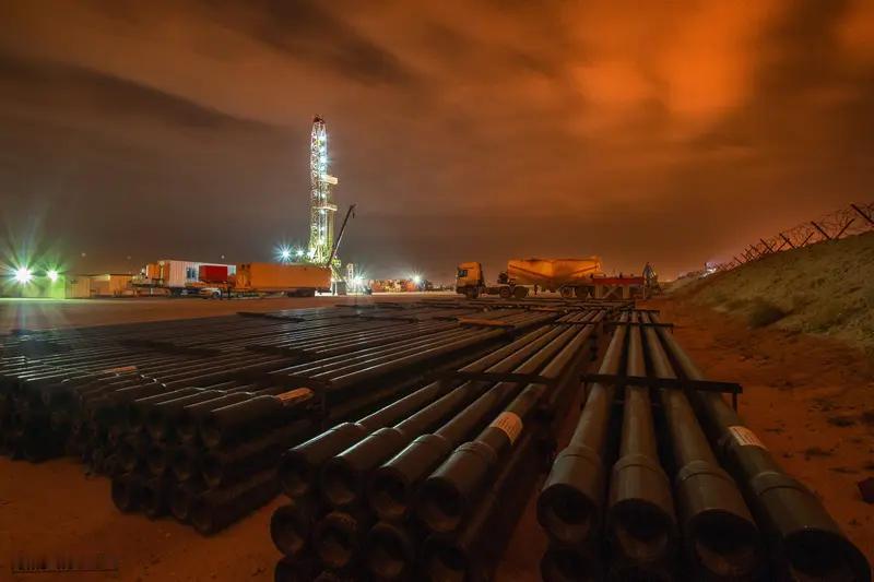 美国页岩油开采成本是35美元，沙特原油开采成本是2美元，现在国际上油价在56美元