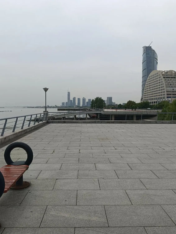 前几天，湖州师范学院正式升格为湖州师范大学，在织里圈了130亩土地，准备建织里校