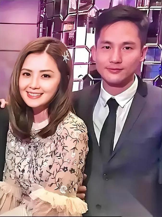 石恒聪今晚要失眠了阿Sa官宣结婚了我第一反应根本不是磕新糖，反倒立马脑补