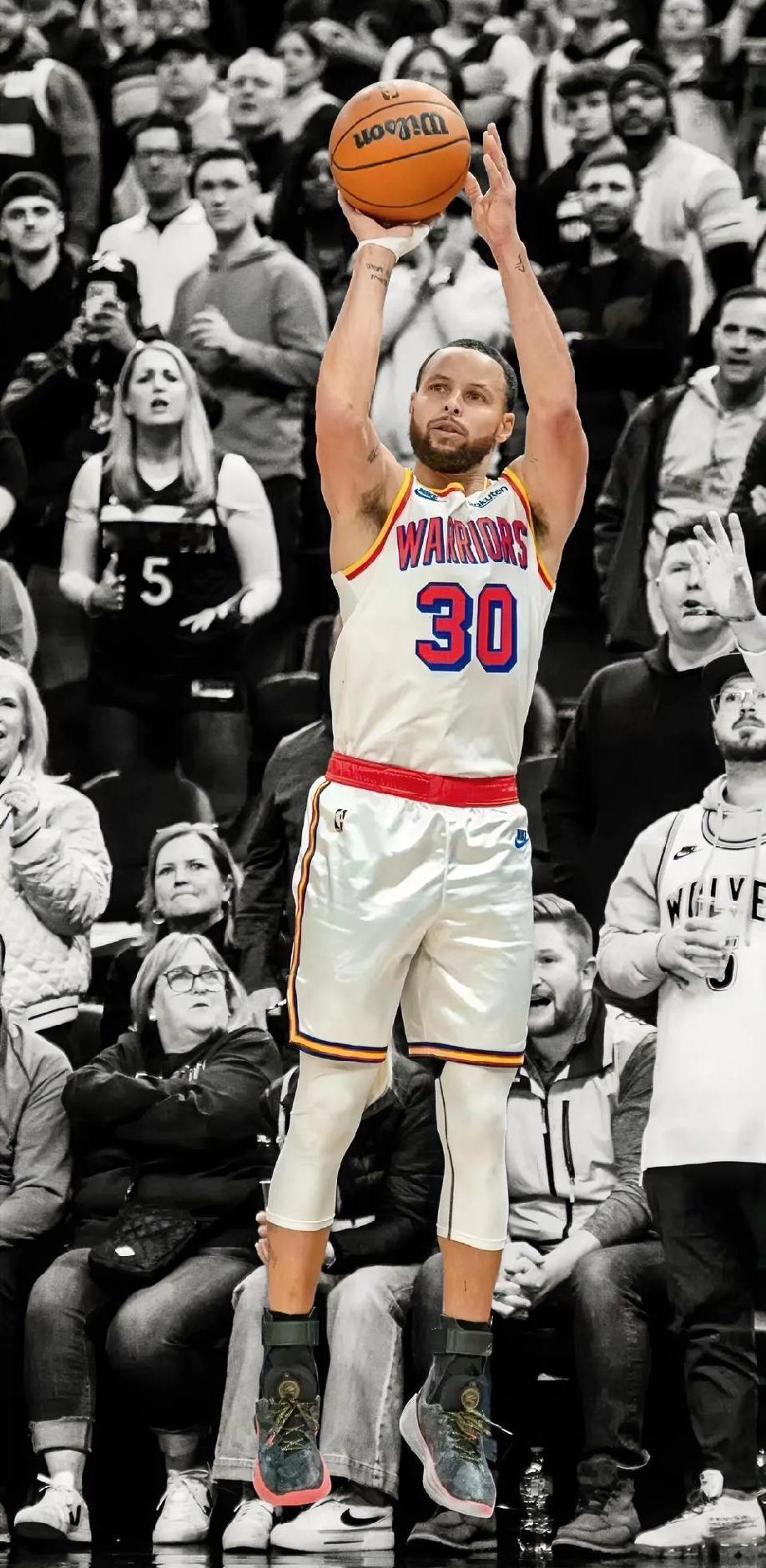 新赛季库里已经打了18场常规！！！场均上场：31.3分钟。场均出手：20.2