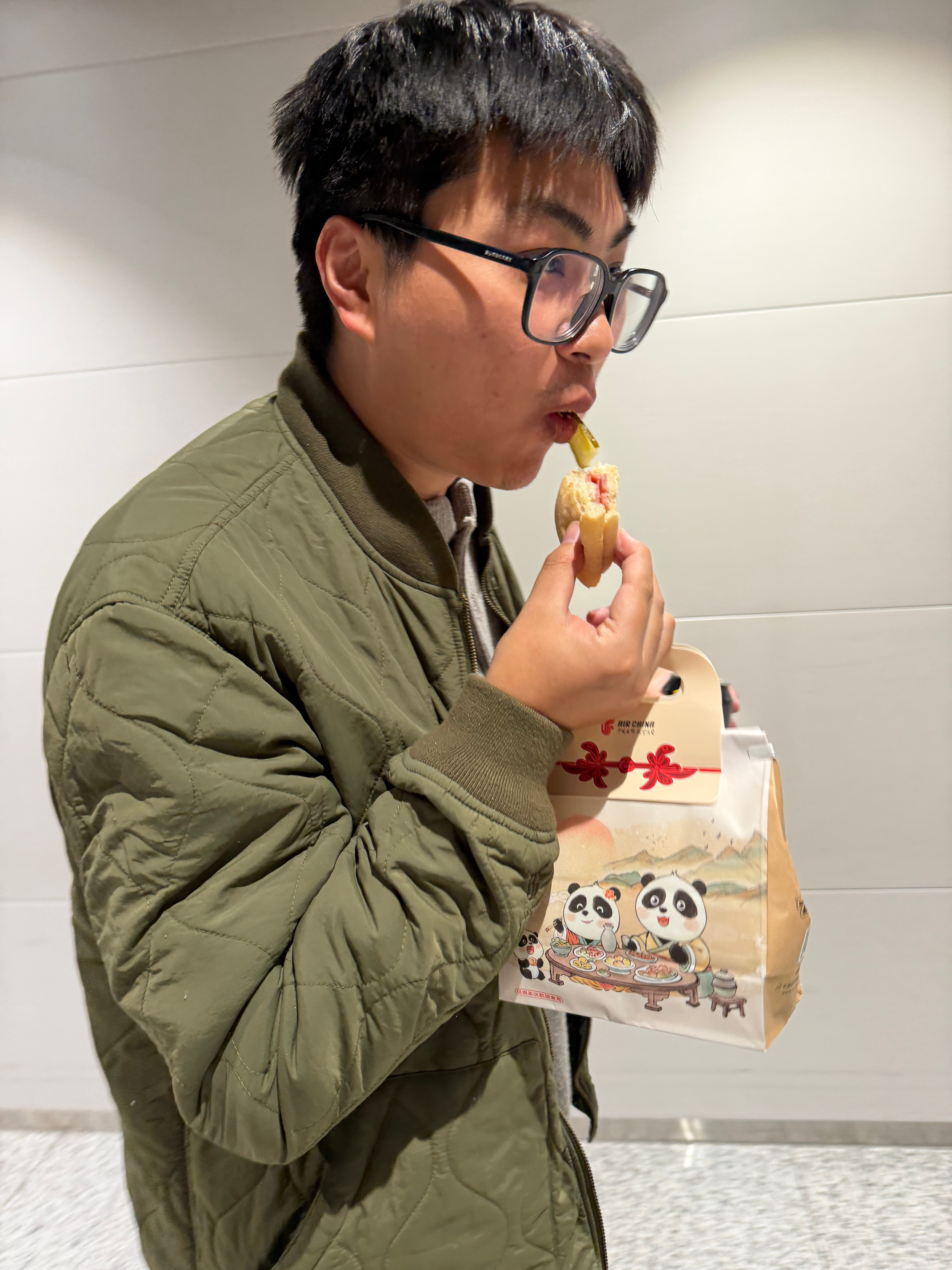 油菜是不是喂不饱啊？吃一路了……😳​​​