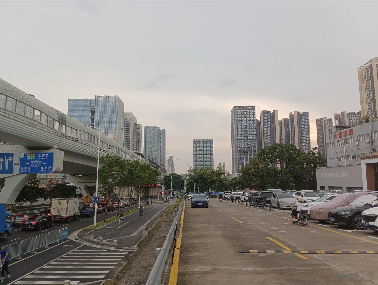 2021年，一位北京姑娘以860万元购入房产，如今市值大幅缩水，亏损高达405万元。房价下跌叠加高杠