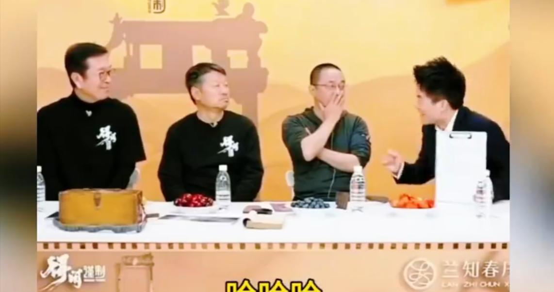 当专业影评开始掉粉时，董宇辉和兰晓龙在直播间里“装不懂”，话题播放量却破了500
