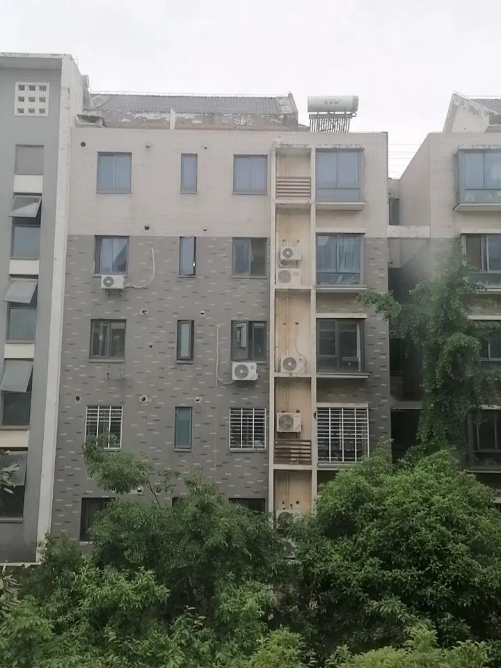 房屋中介的小伙子给我发微信，说小区又新出了几套二手房，位置佳、楼层好，还有电梯，