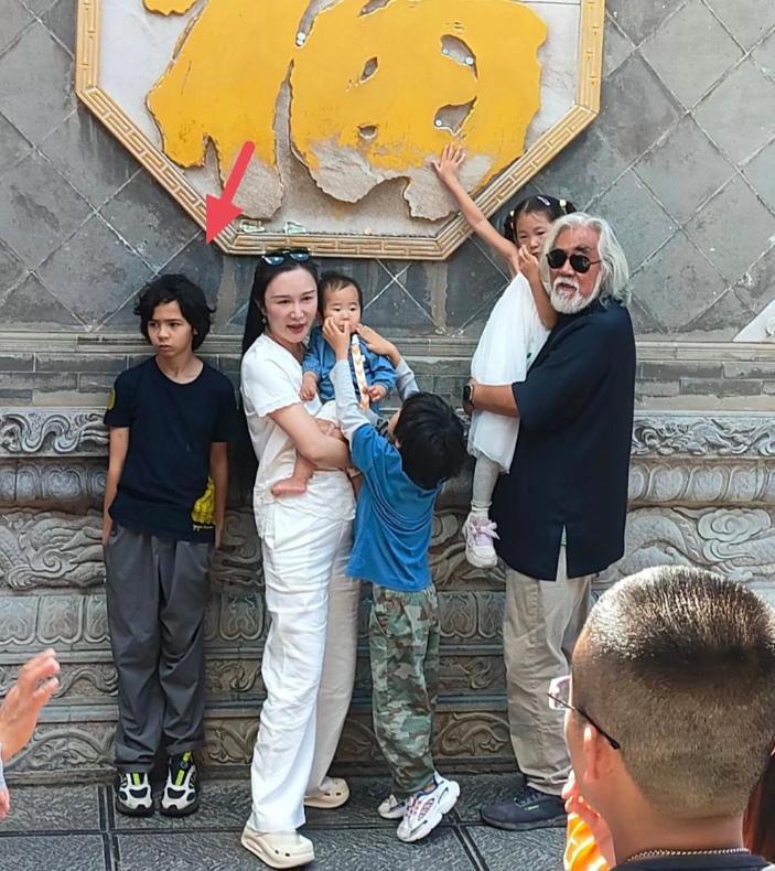张纪中混血大儿子看起来有点可怜，毕竟不是亲爹，所以两个儿子打架，他能理直气壮地说