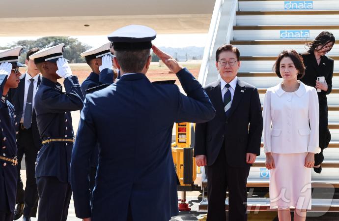 韩国总统李在明携夫人金惠景抵达巴西访问！7月26日，韩国总统李在明结束对美国的