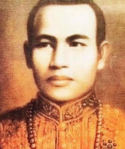 1782年4月，泰国吞武里大帝郑信被妹夫用沉香木捶杀，临死之前，他对背叛者发下“