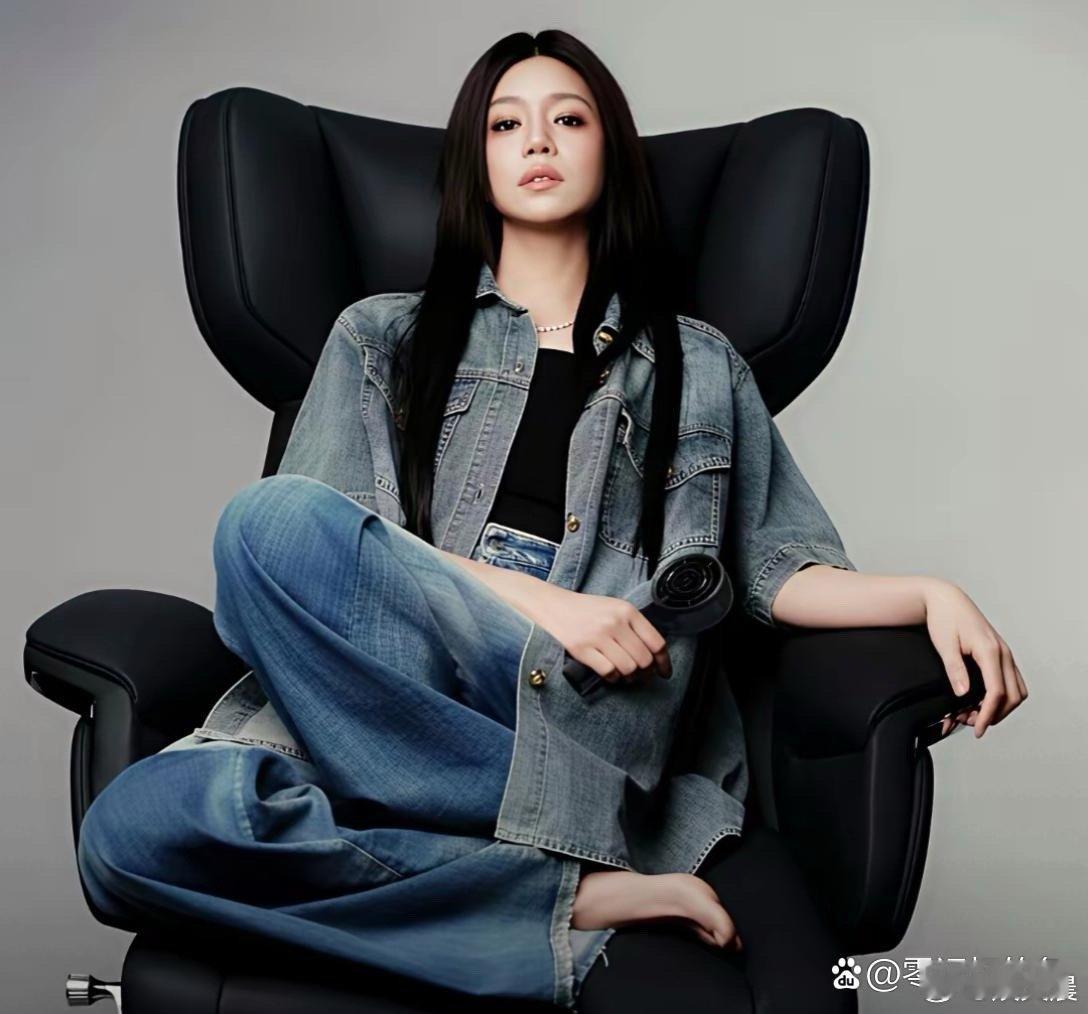 陈妍希的脚型真的很好看，线条柔和又精致，气质超温柔。