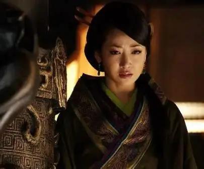 刘邦临死前，拉着戚夫人的手，指着站在太子刘盈身后的四个白发老头说了一句话："我想
