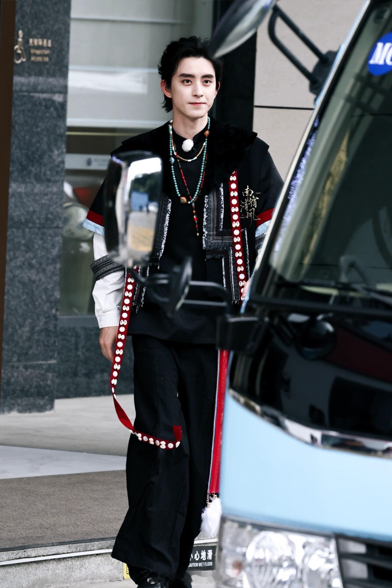 敖瑞鹏藏服造型帅帅的敖子​​​