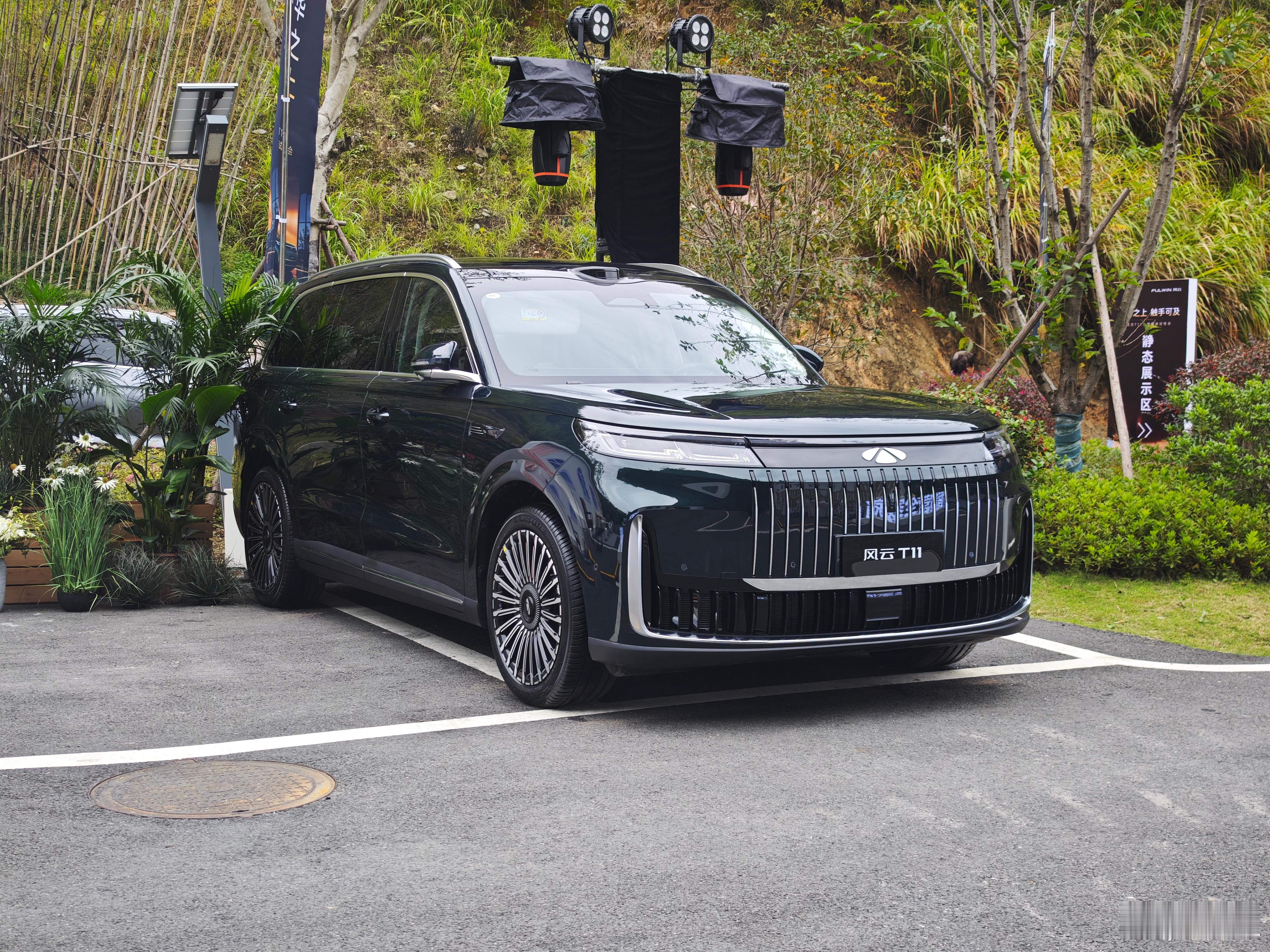 作为一台20万左右的大六座旗舰，风云T11在驾驶上还真挺有惊喜的。虽然没有空气悬