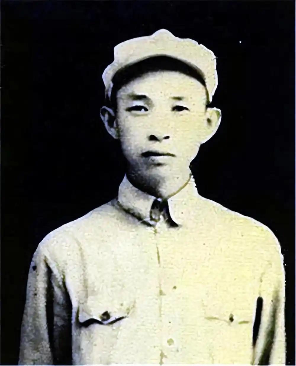 1943年的一天，侦察员慌慌张张向新四军旅长王必成报告：“不好了，我在大街上看到