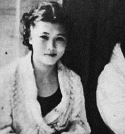 1937年，19岁“游泳皇后”杨秀琼结婚。她提出想避孕10年，丈夫爽快答应。不到