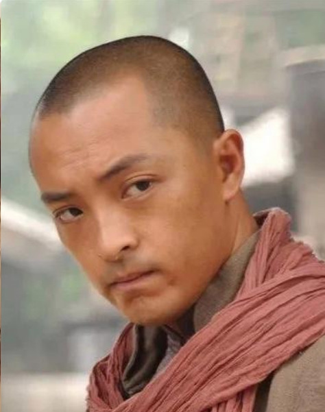 2006年，电影《天狗》开机都一周了，男主角还是迟迟进入不了状态。导演戚健和制片
